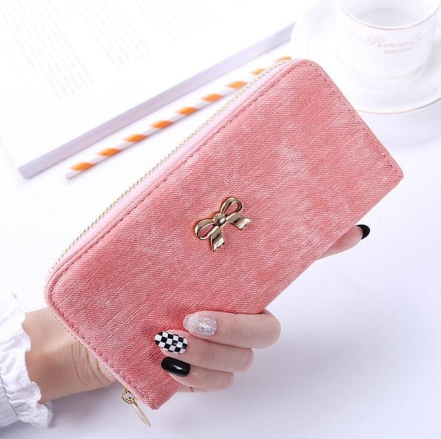 The long hand in the lady's purse holds the bag of the zipper key card